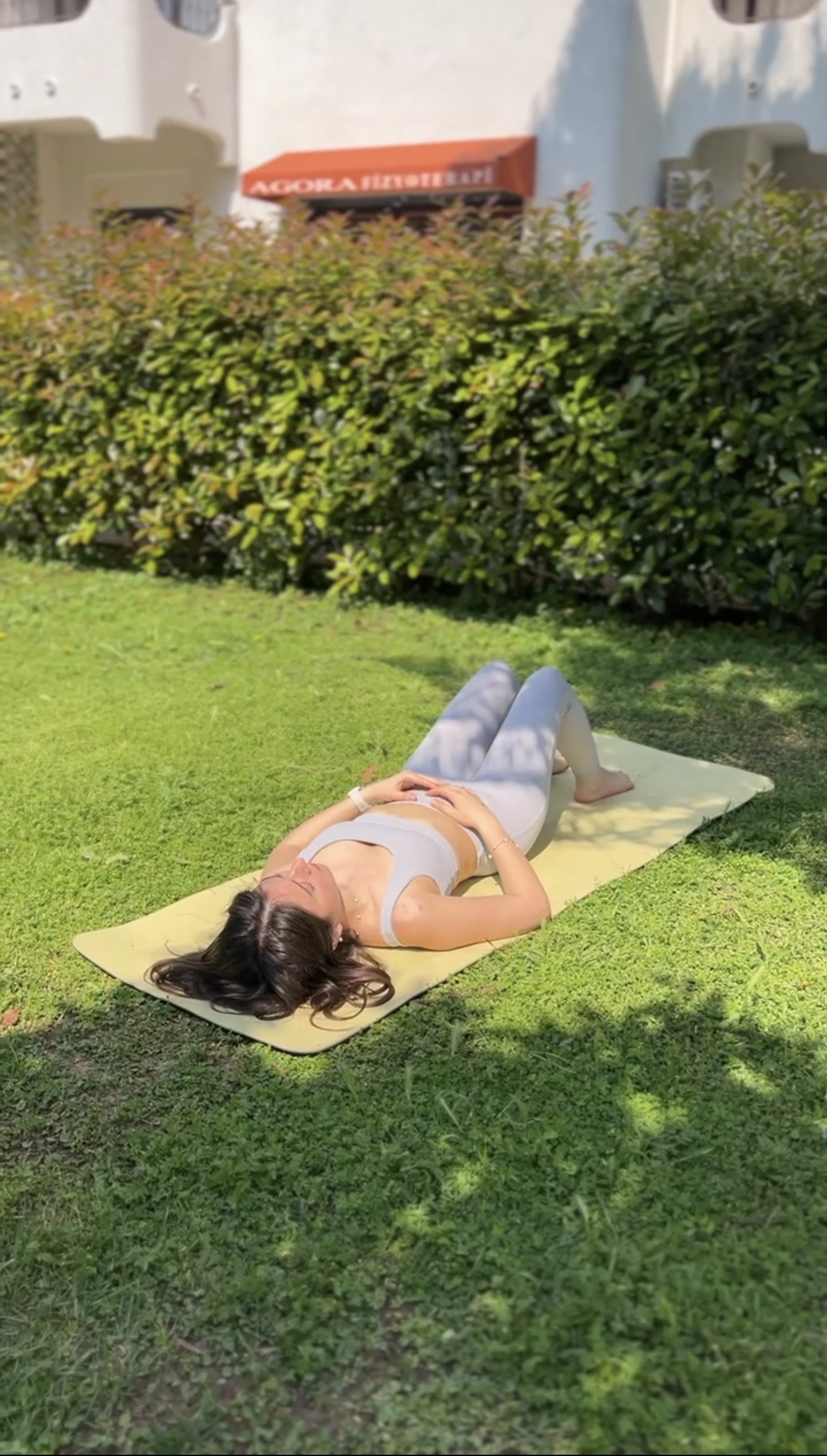 Bahçede yoga ve nefes çalışması